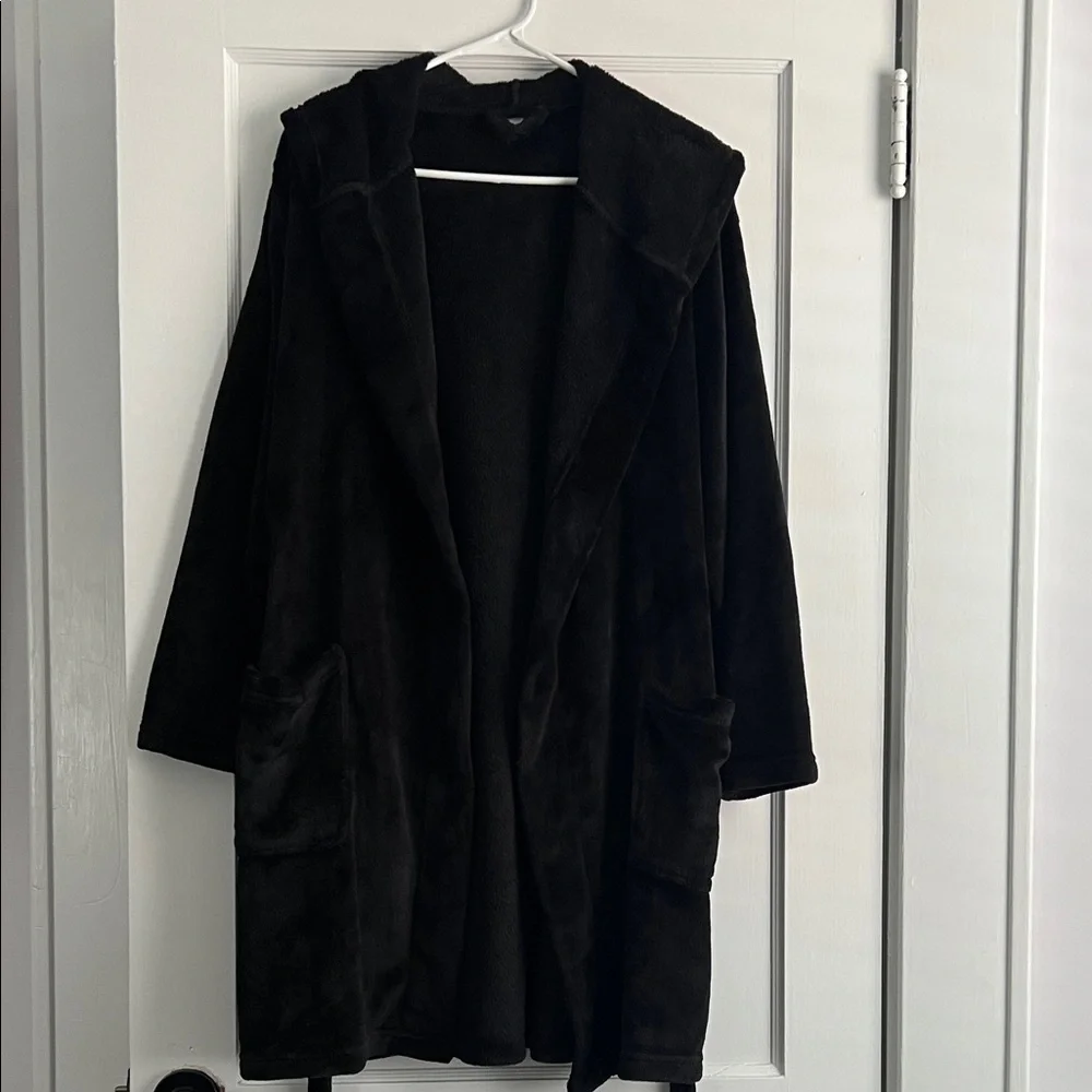 BLACK ROBE - Picture 1 of 3